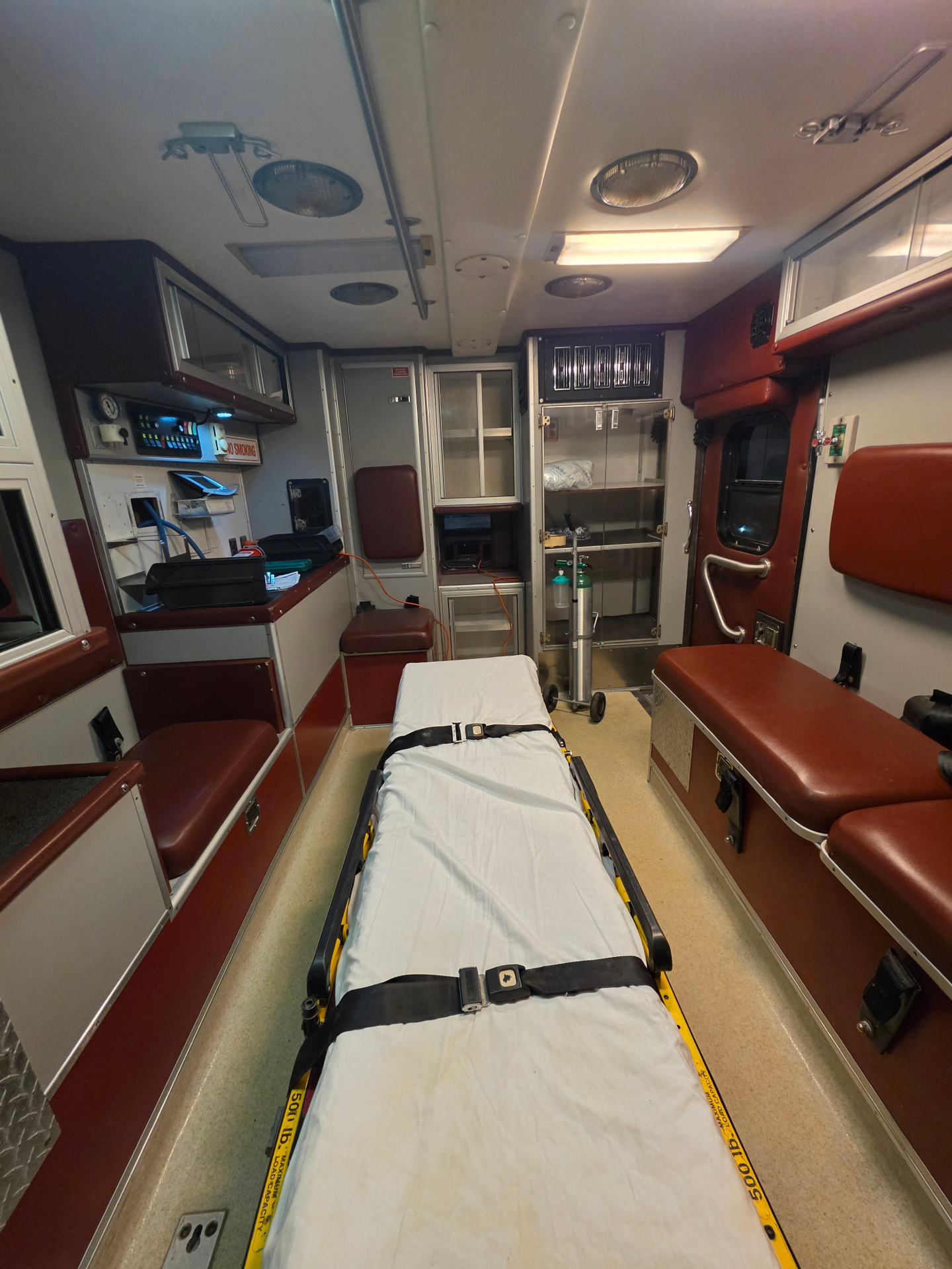 Interior amplio y equipado de ambulancia APEX Critical Care